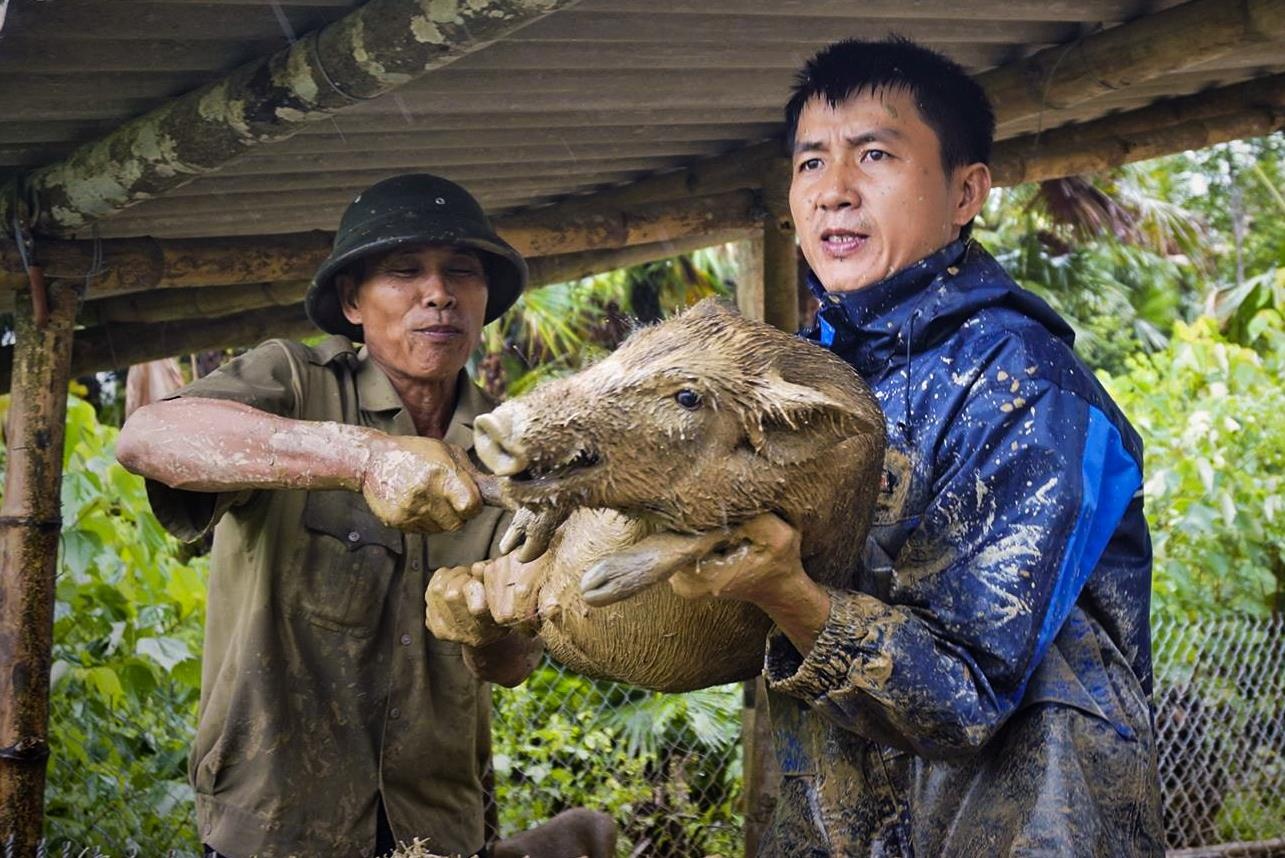 Nguoi dan om lon, lai may cay 'chay lu' hinh anh
