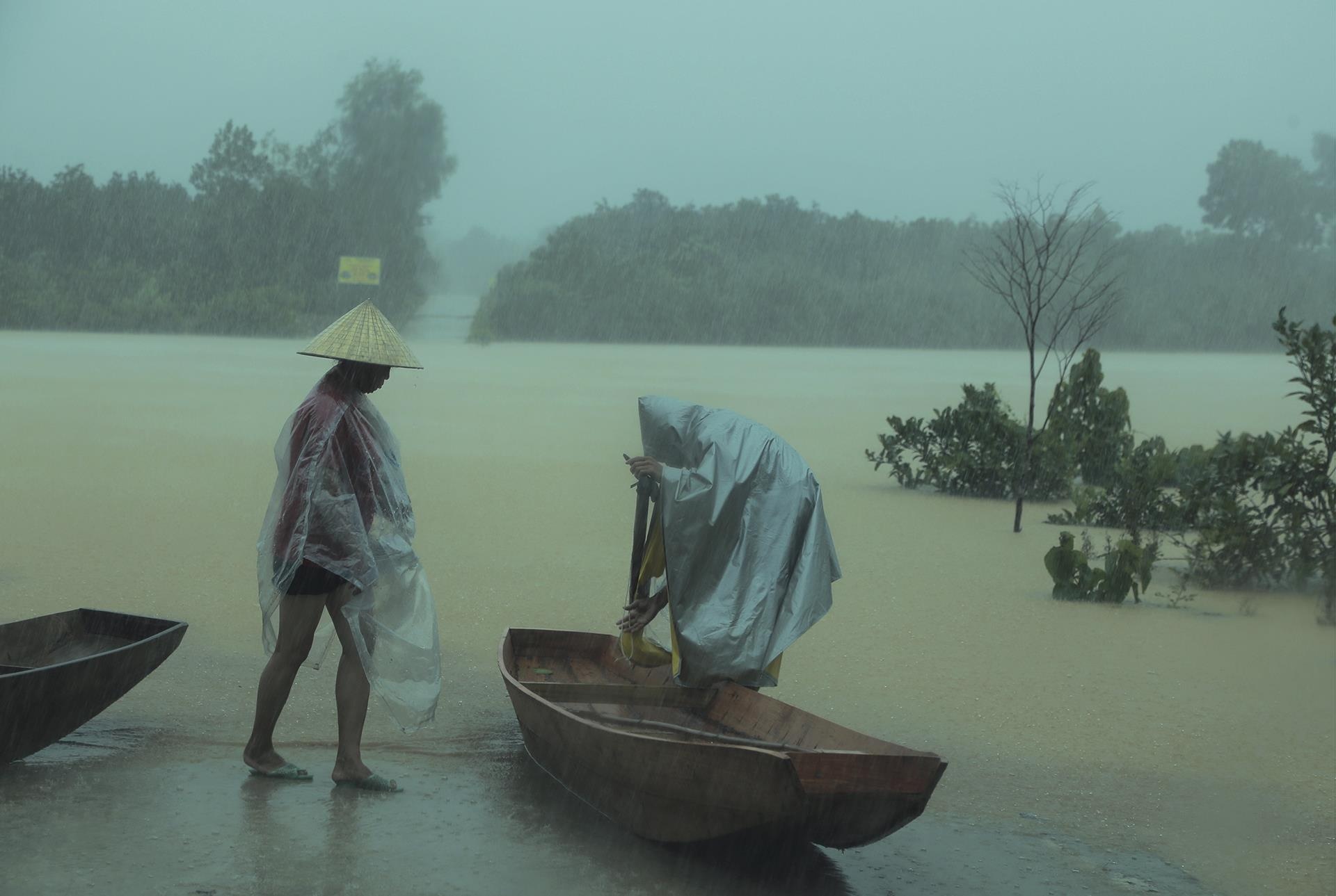 8 nguoi mac ket trong rung do mua lu hinh anh