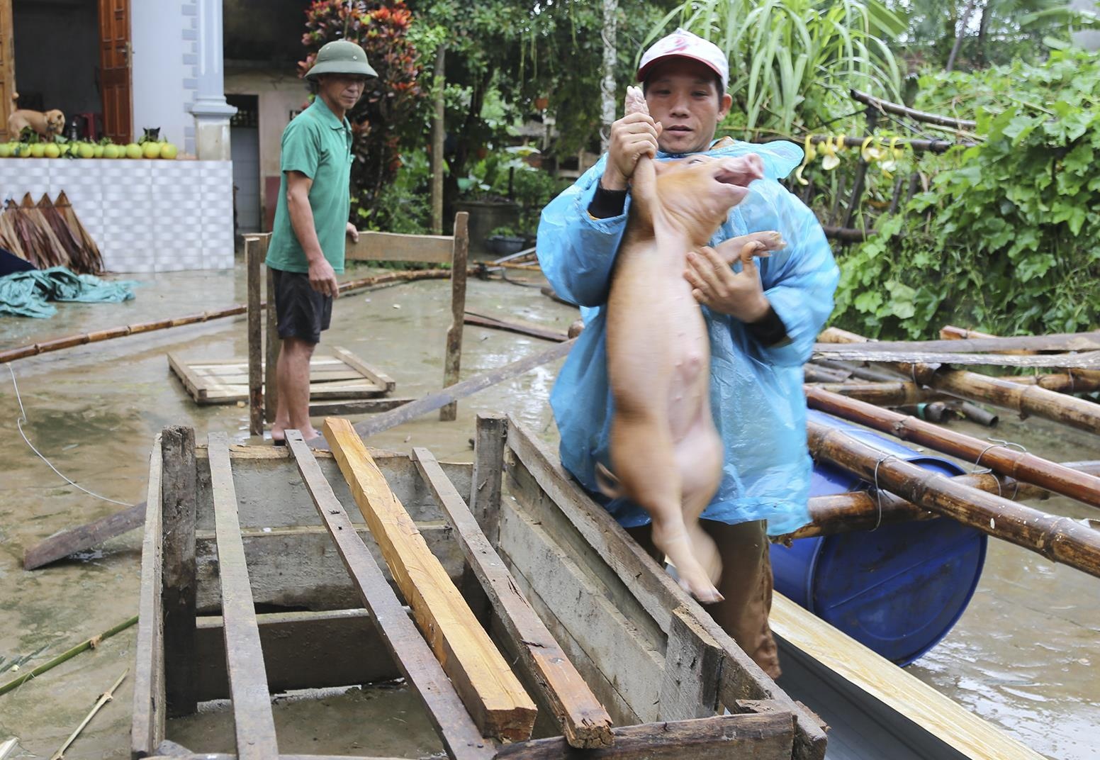 Nguoi Ha Tinh om lon chay lu hinh anh