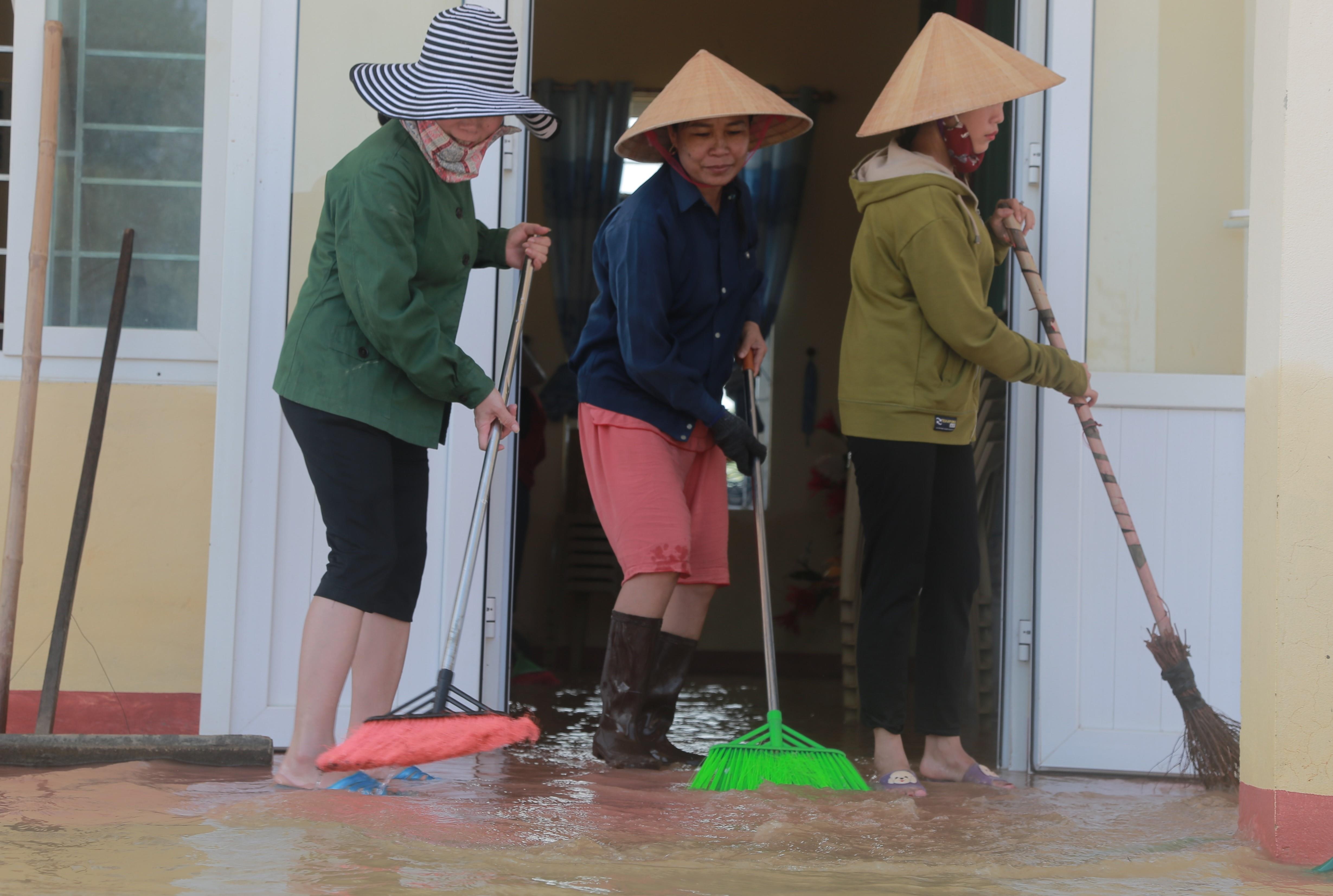 học sinh nghỉ học do mưa lũ ảnh 2 hoc sinh nghi hoc do mua lu anh 2