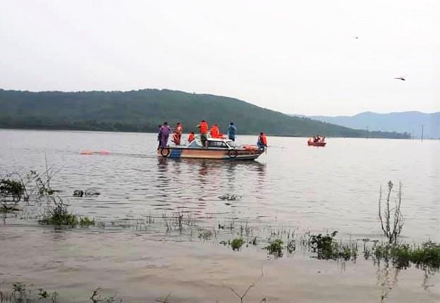 lat thuyen trong mua lu anh 1