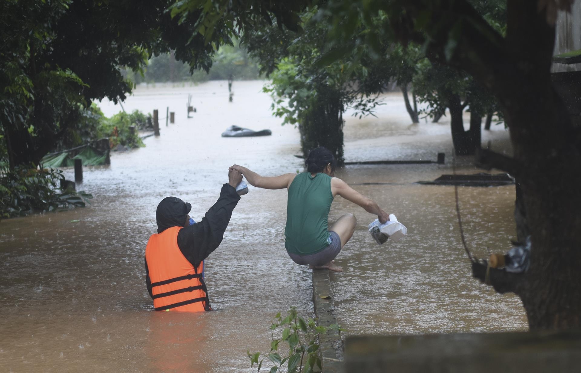 mưa lũ ở miền Trung ảnh 9 mua lu o mien Trung anh 9