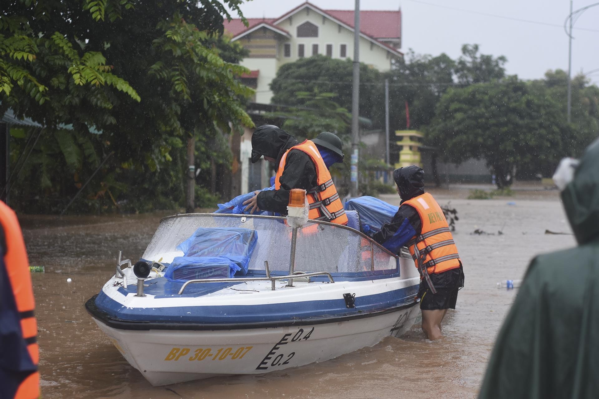 mưa lũ ở miền Trung ảnh 5 mua lu o mien Trung anh 5
