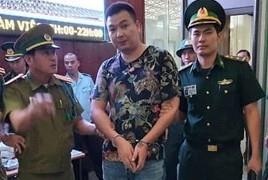 Nguoi dan ong Trung Quoc co lenh truy na bi bat o cua khau Quang Tri hinh anh