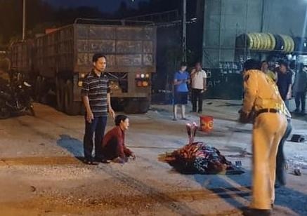 Tai xe xe dau keo cai so lui, vo chu gara tu vong duoi gam hinh anh