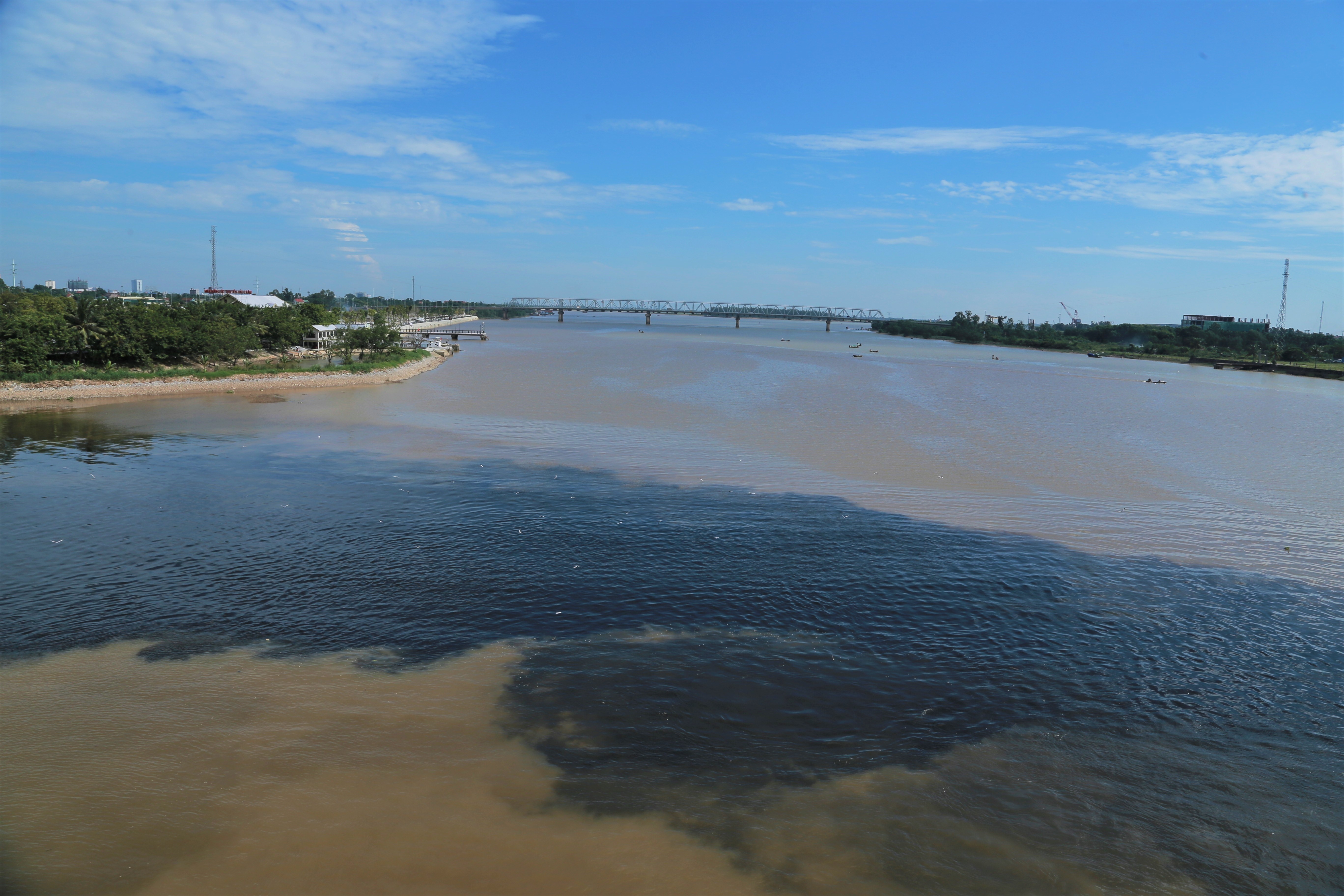 nuoc song Lam doi mau anh 1