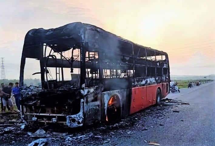 xe giường nằm cháy rụi ảnh 1 xe giuong nam chay rui anh 1