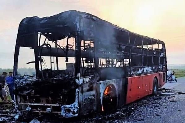 Xe giuong nam chay rui, 10 nguoi thoat chet hinh anh