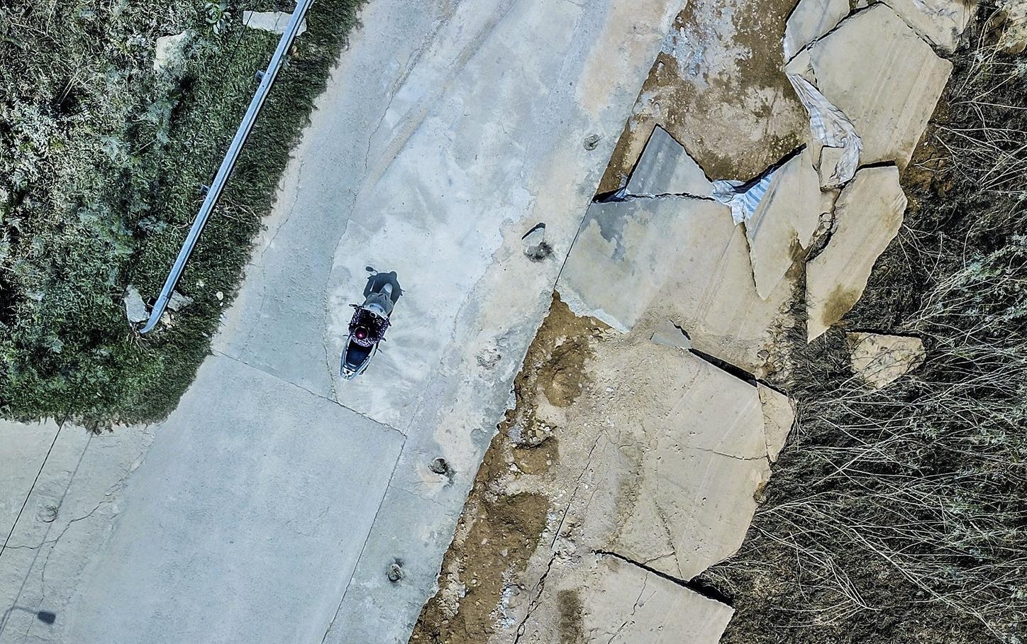 Ke cua duong cuu ho, cuu nan 100 ty o Ha Tinh vo nat sau mua lu hinh anh