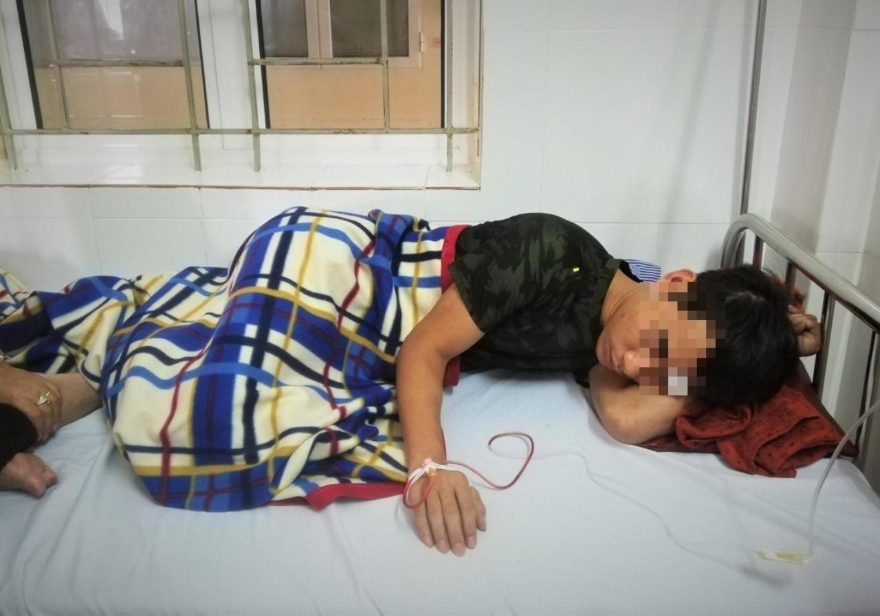 Vi sao xay ra cuoc au da giua cong an voi nhom 20 nguoi khi di hat? hinh anh