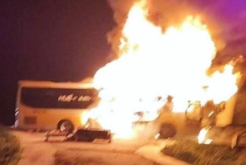 Xe giuong nam chay tro khung, 10 nguoi thoat nan hinh anh