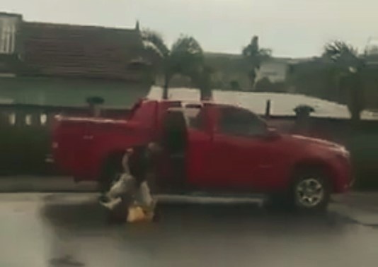 Nguoi dan ong tum toc, danh dap vo cu hinh anh