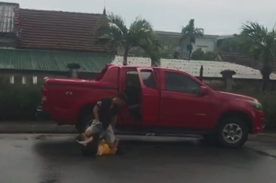 Nguoi dan ong giat toc, danh vo cu tai san benh vien hinh anh