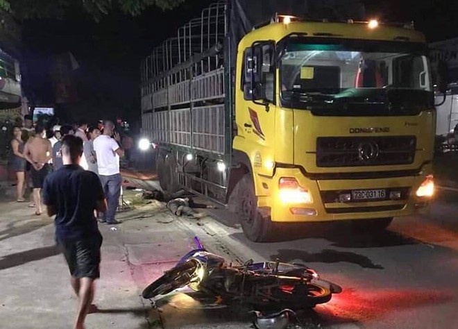 Xe Exciter cho ba tong vao duoi oto tai, 2 nguoi tu vong hinh anh