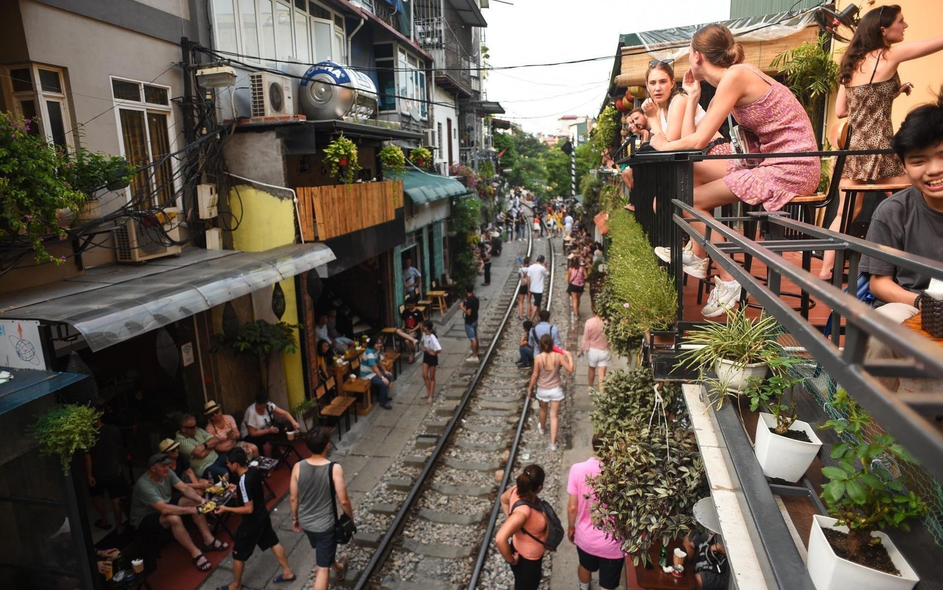 Bo GTVT de nghi dep diem chup anh, uong ca phe trong long duong sat hinh anh