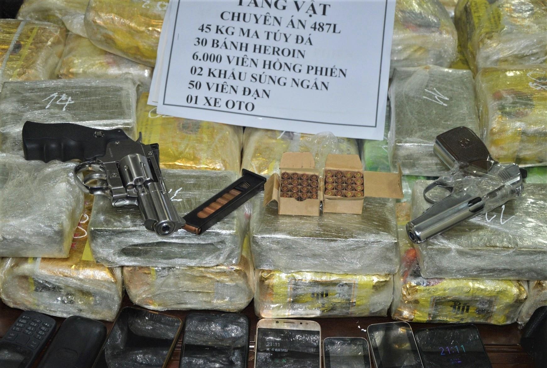 Om sung van chuyen lo ma tuy lon qua bien gioi hinh anh