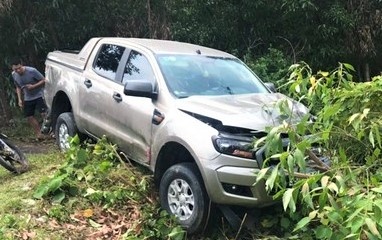 xe máy đối đầu ôtô bán tải ảnh 1 xe may doi dau oto ban tai anh 1