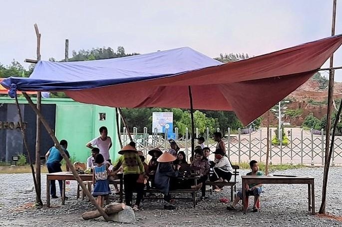 4 nam song chung voi mui thoi, dan dung rap chan cong nha may rac hinh anh