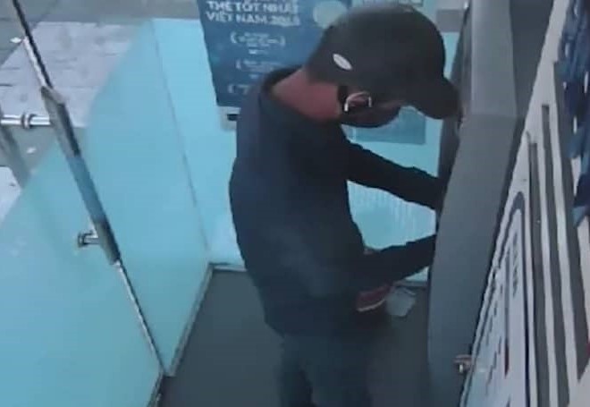 tên trộm tiền tại cây ATM ảnh 1 ten trom tien tai cay ATM anh 1