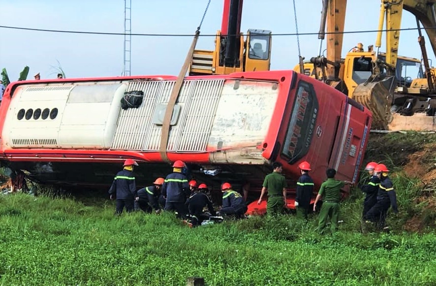 Xe giuong nam cho 20 nguoi lao xuong ruong, 1 nguoi chet hinh anh