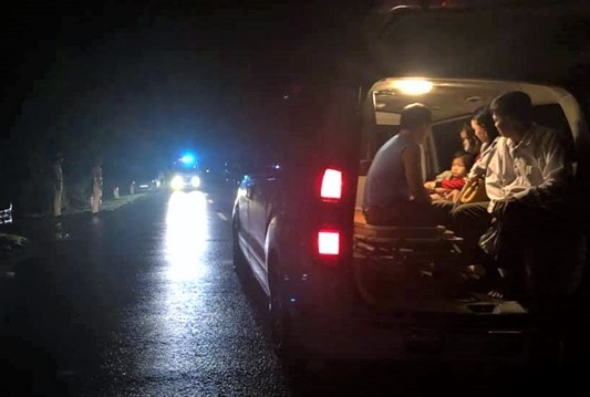 xe khách lật nghiêng dưới ruộng ảnh 2 xe khach lat nghieng duoi ruong anh 2