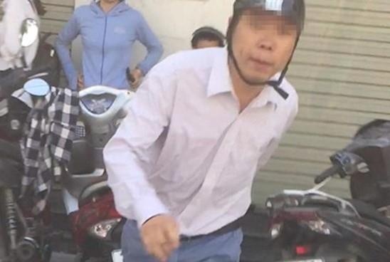 Danh phu nu vi bi nhac xep hang o cay ATM, nguoi dan ong xin hoa giai hinh anh