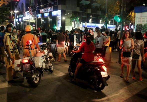 Di an mung chien thang bong da, mot thanh nien bi danh hoi dong hinh anh