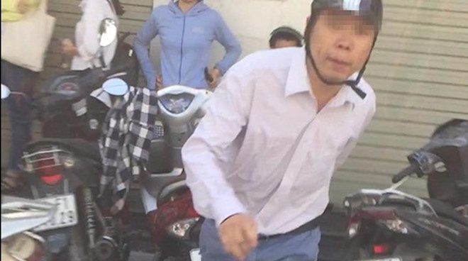 Hành hung phụ nữ ở cây ATM ảnh 1 Hanh hung phu nu o cay ATM anh 1