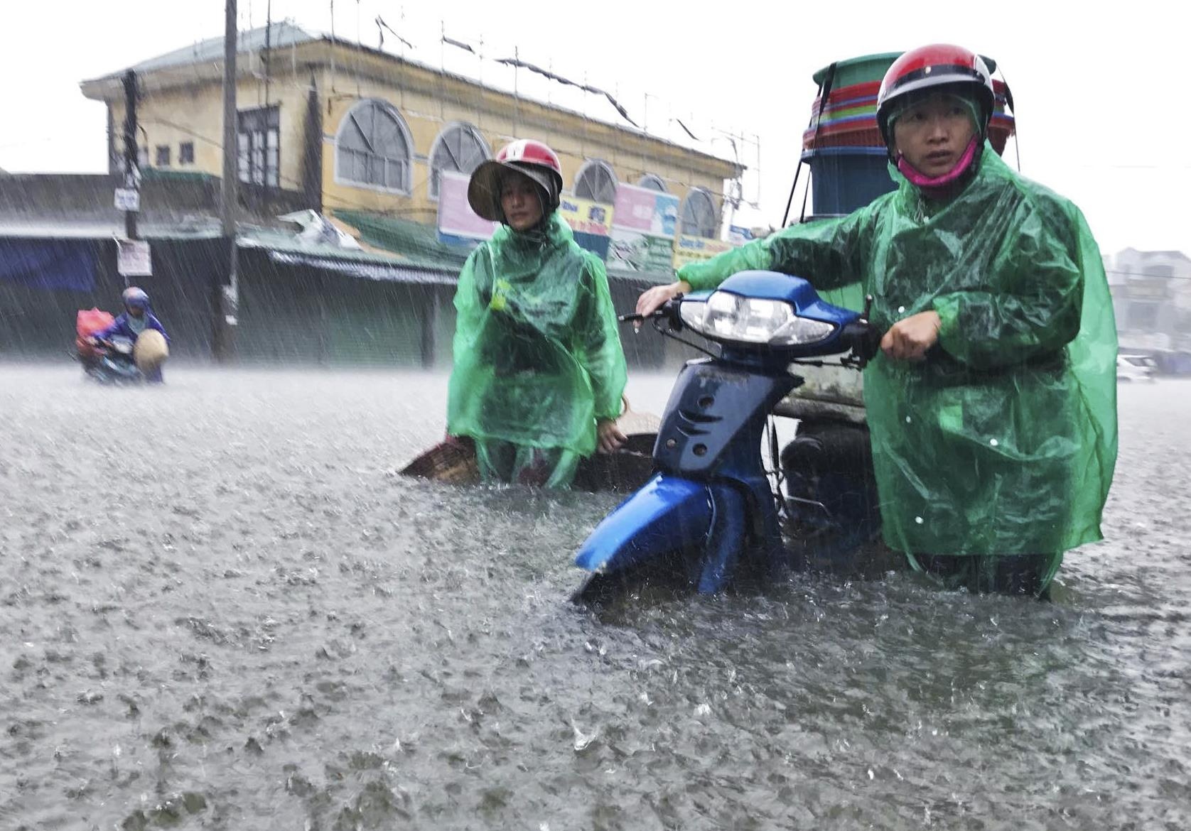 TP Vinh ngap ca met nuoc trong dot mua nhu trut, giao thong te liet hinh anh