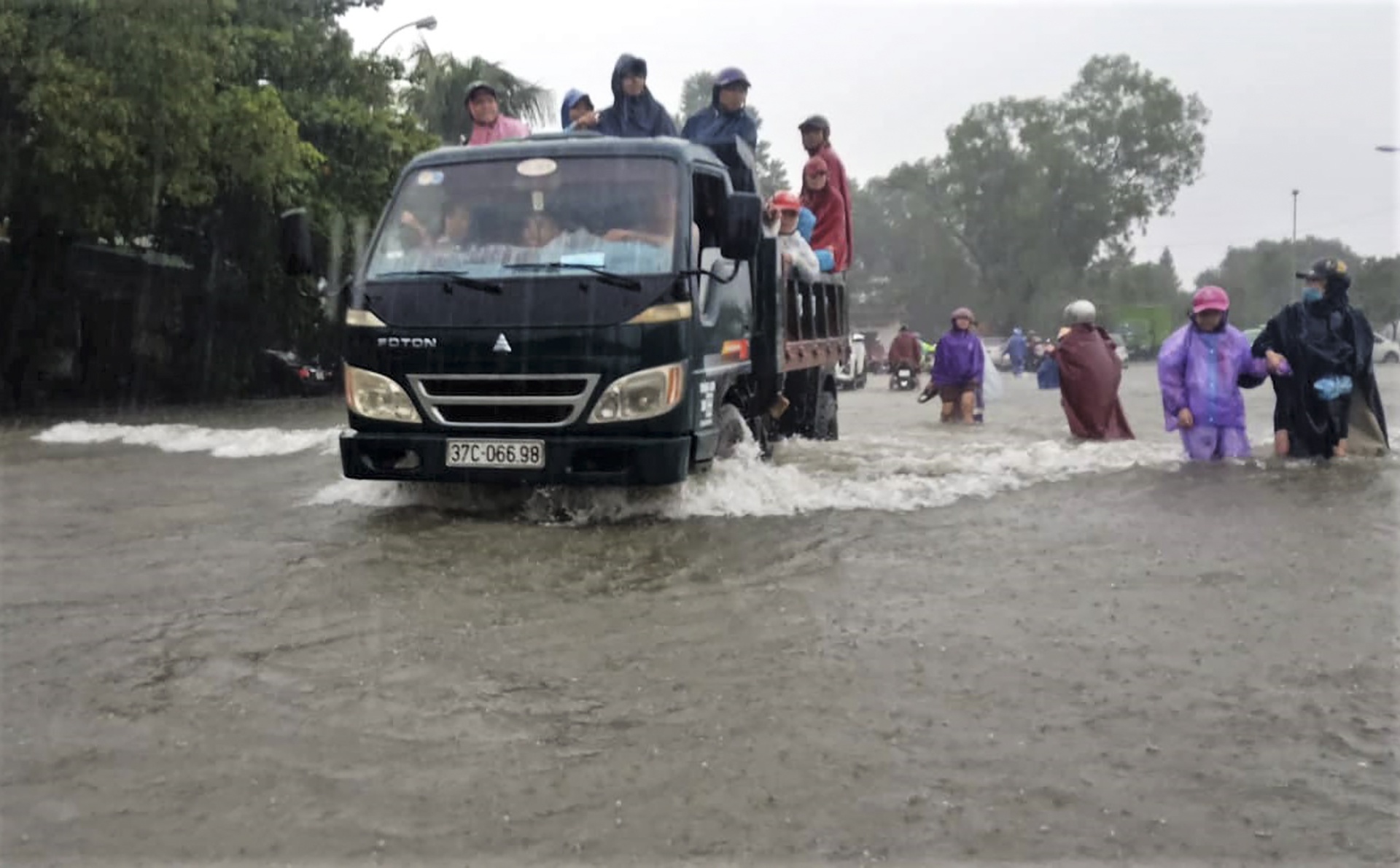 duong ngap thanh song do mua keo dai anh 9