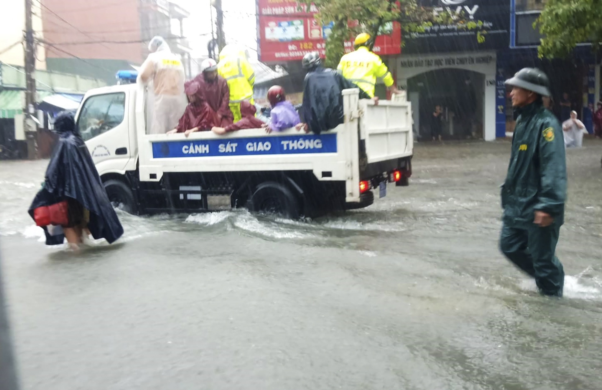 duong ngap thanh song do mua keo dai anh 11
