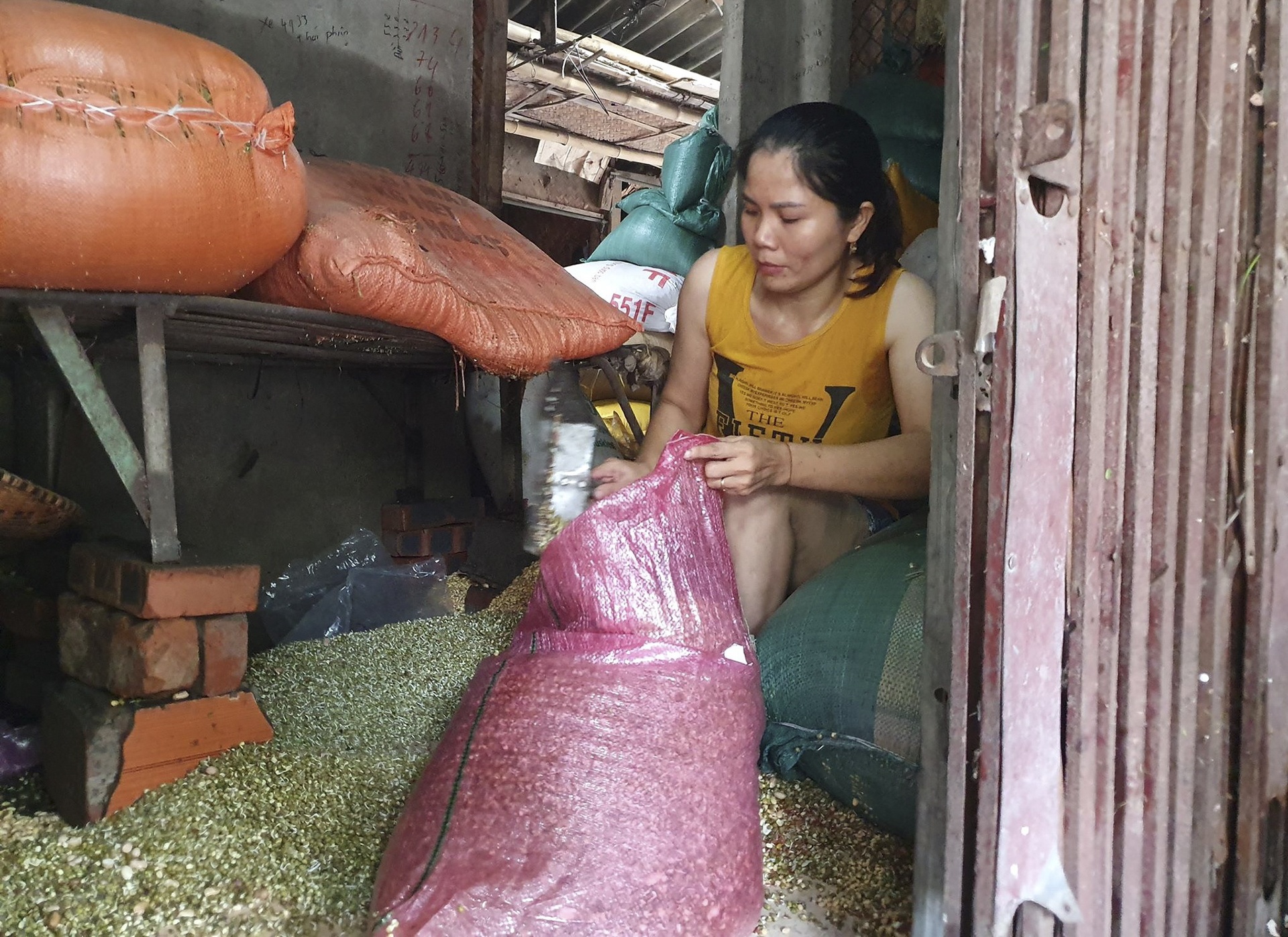 tieu thuong khoc khi hang hoa bi ngam nuoc anh 7