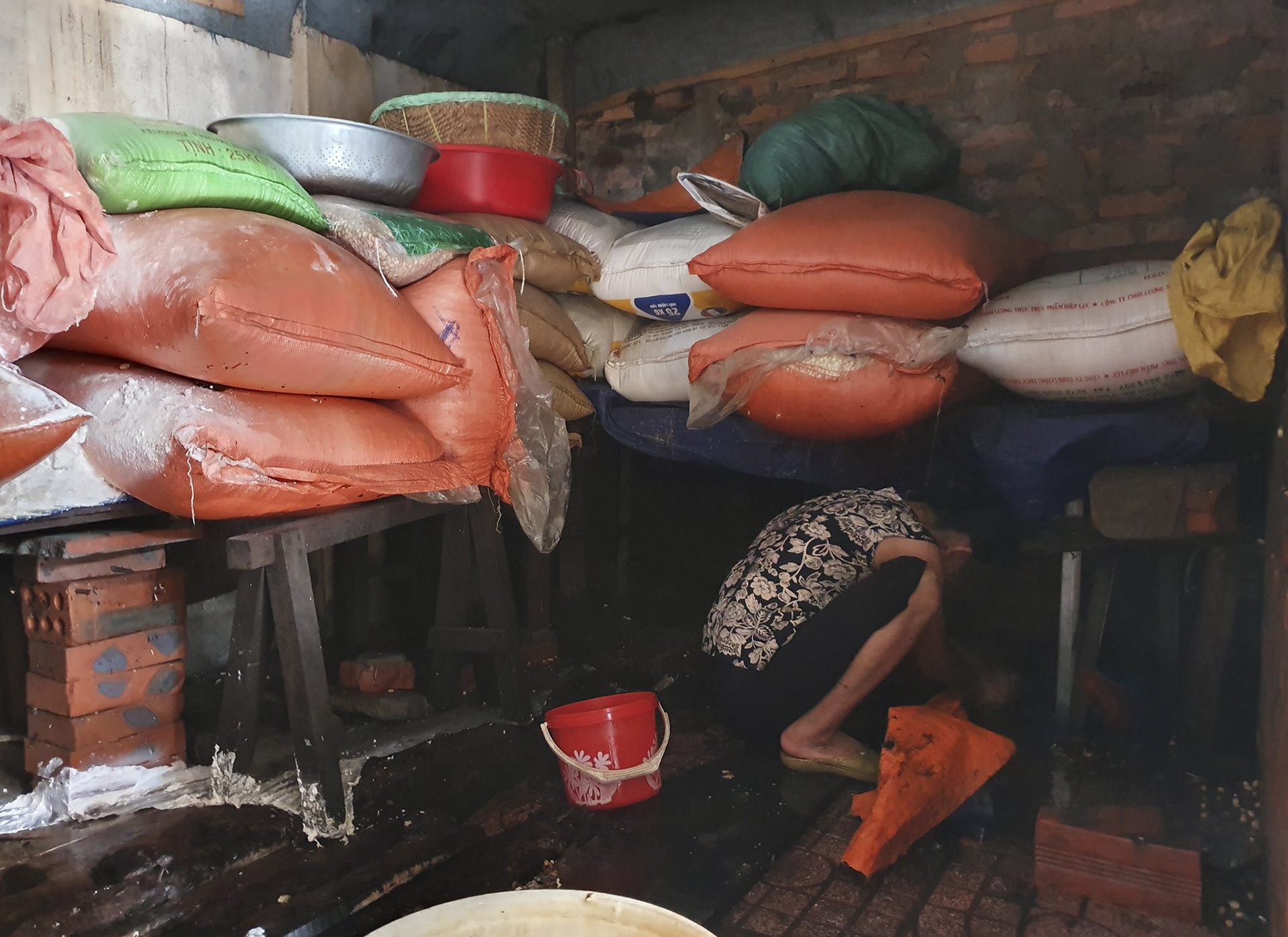 tieu thuong khoc khi hang hoa bi ngam nuoc anh 8