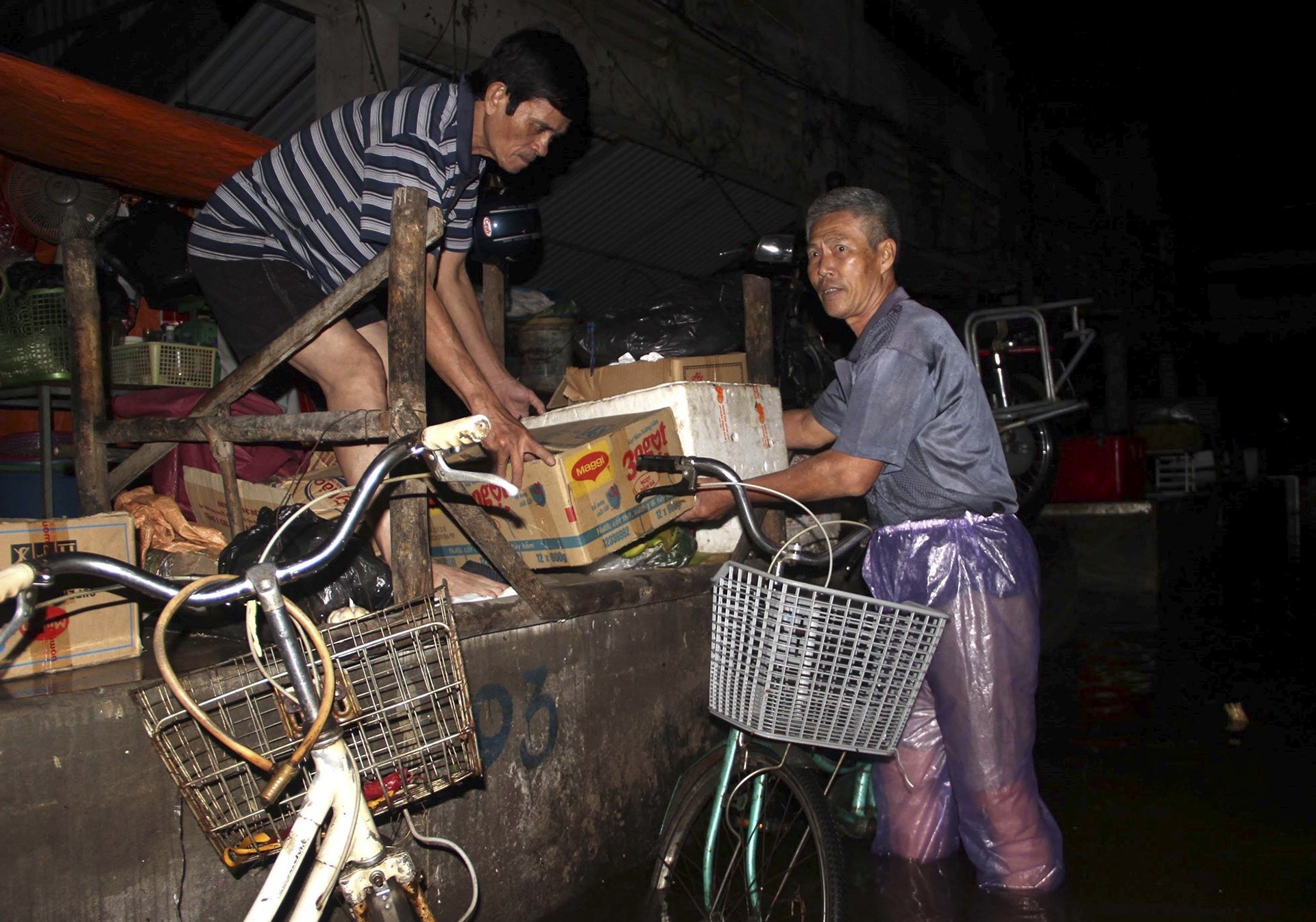 tieu thuong khoc khi hang hoa bi ngam nuoc anh 10
