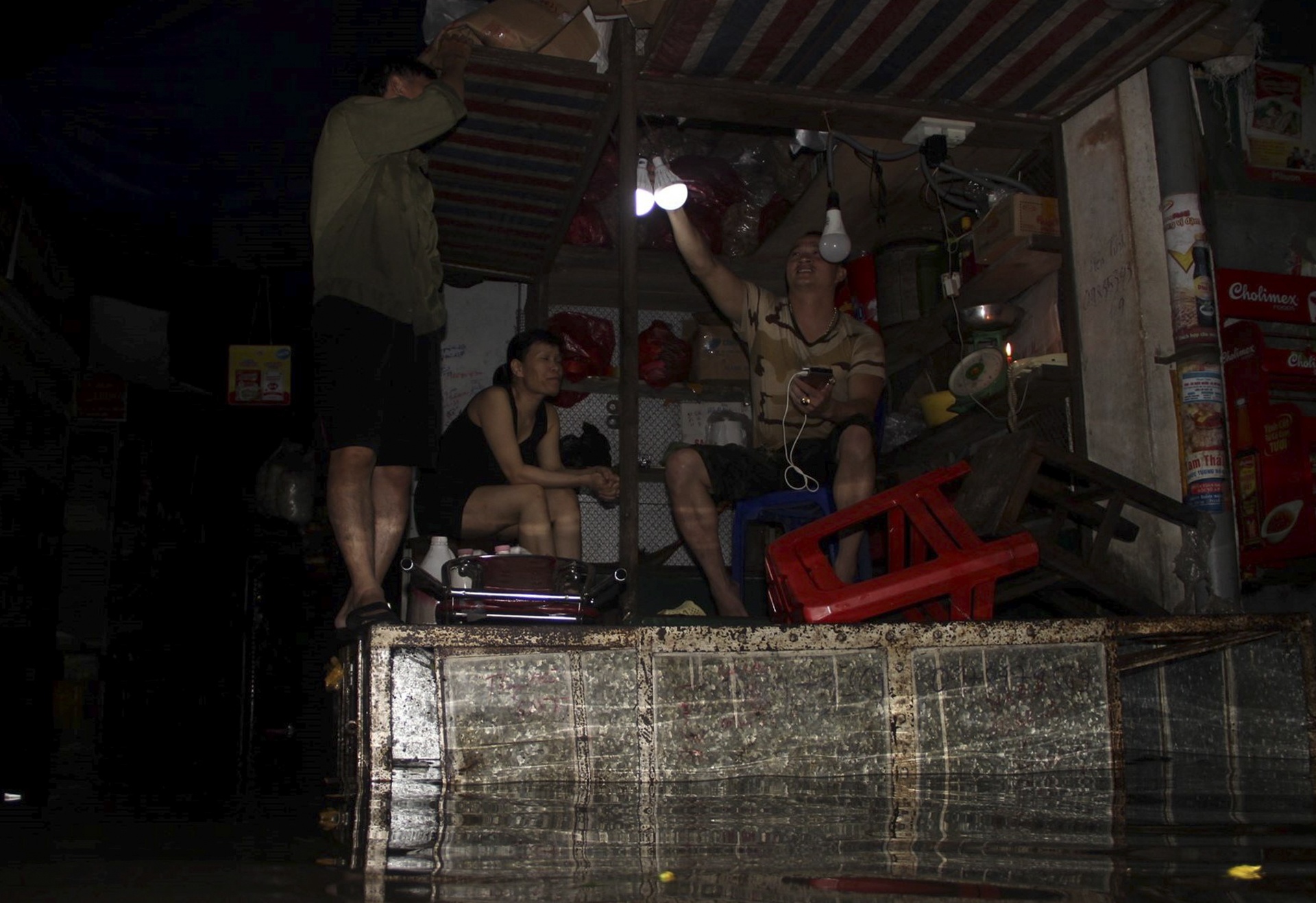 tieu thuong khoc khi hang hoa bi ngam nuoc anh 11