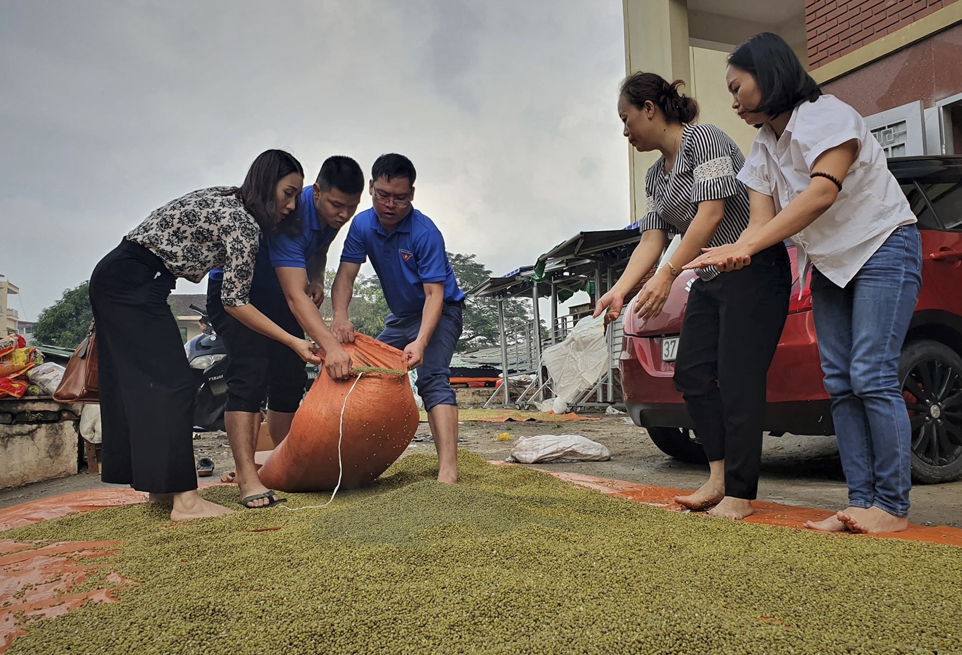 tieu thuong khoc khi hang hoa bi ngam nuoc anh 12