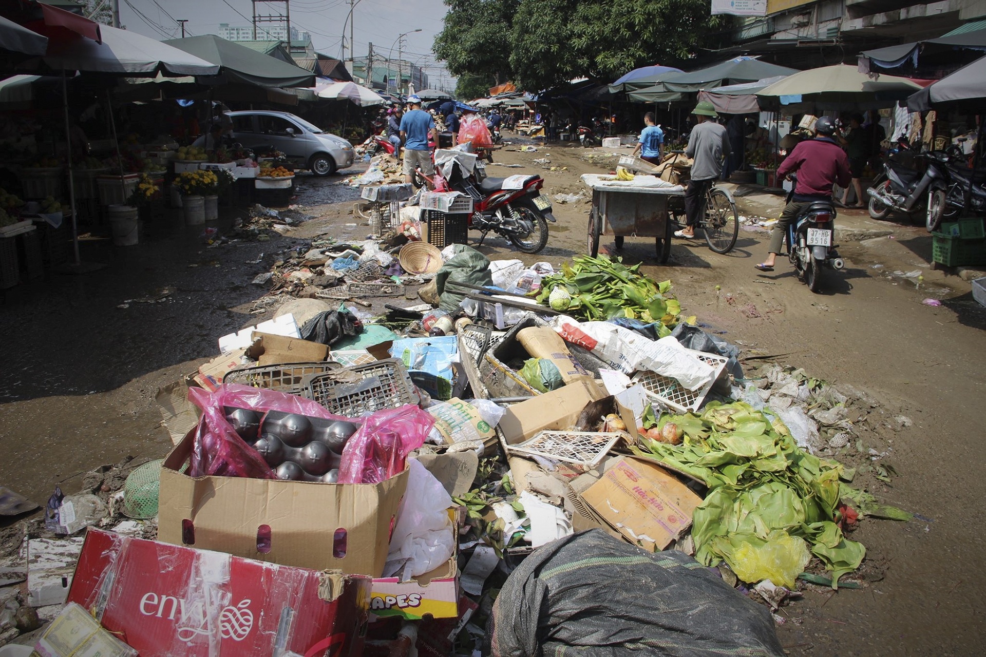 tieu thuong khoc khi hang hoa bi ngam nuoc anh 2