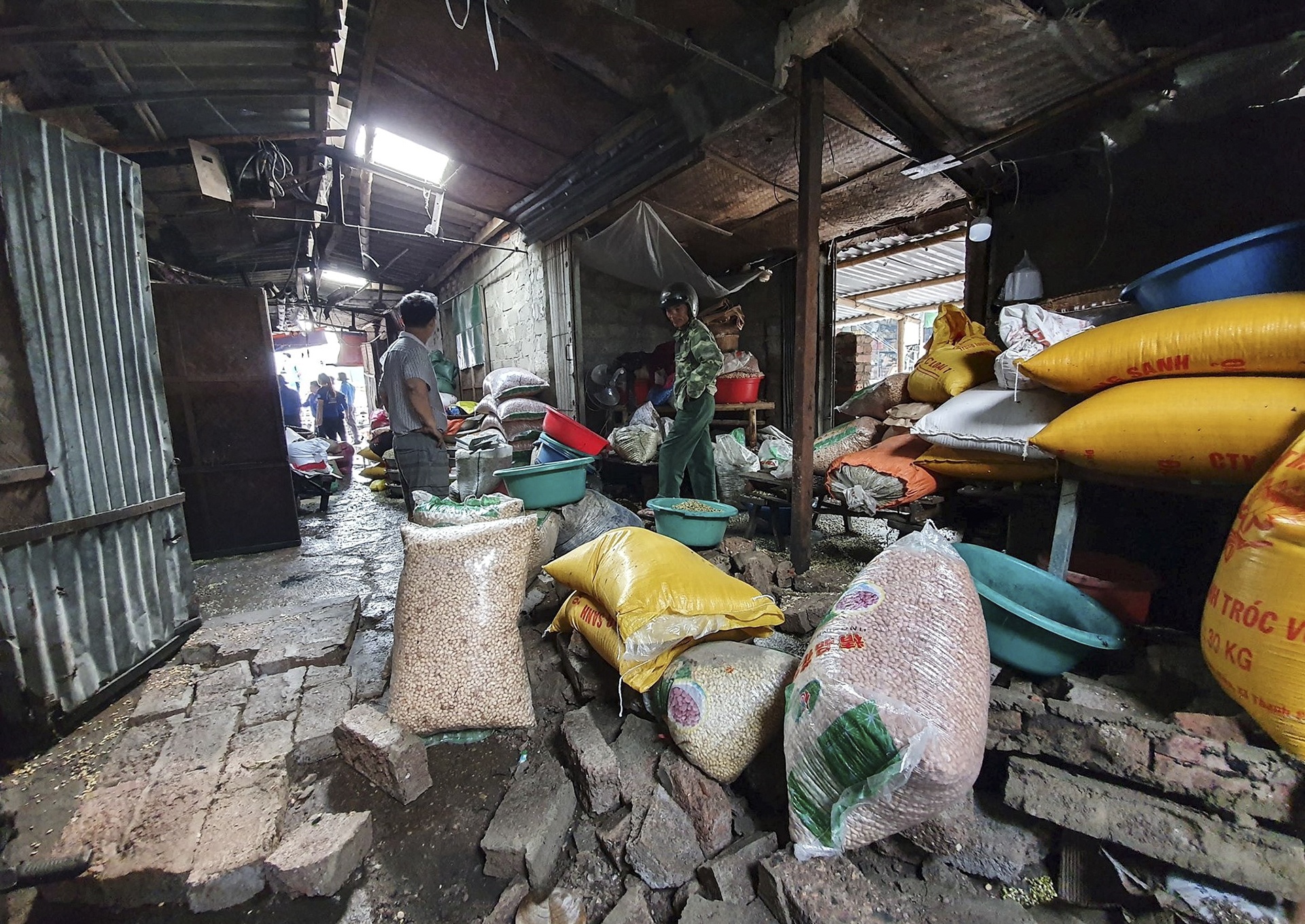 tieu thuong khoc khi hang hoa bi ngam nuoc anh 3