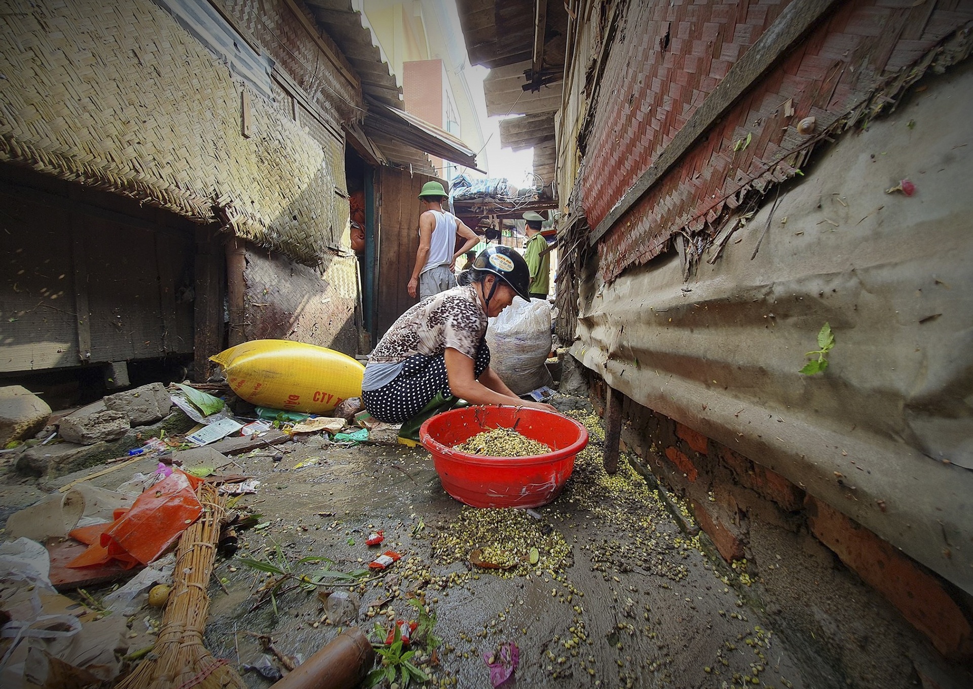 tieu thuong khoc khi hang hoa bi ngam nuoc anh 5