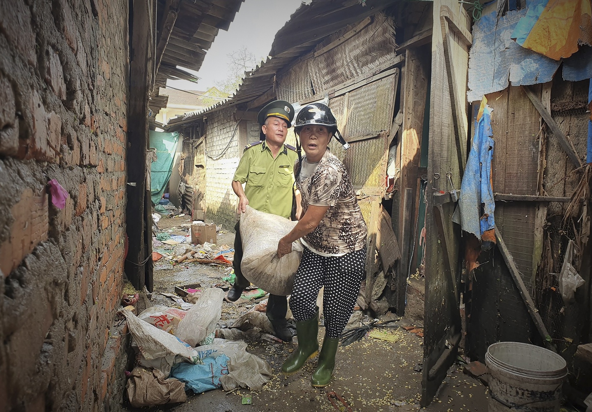 tieu thuong khoc khi hang hoa bi ngam nuoc anh 6