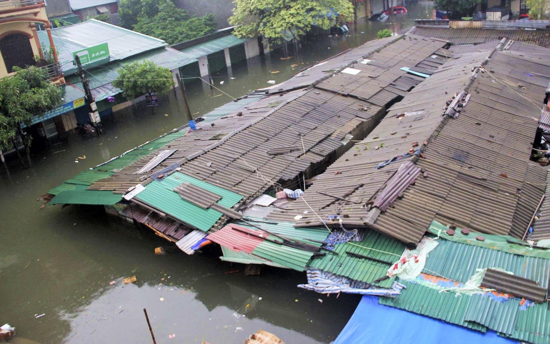 Tieu thuong meu mao vi hang hoa hu hong sau dot mua ngap toi noc hinh anh