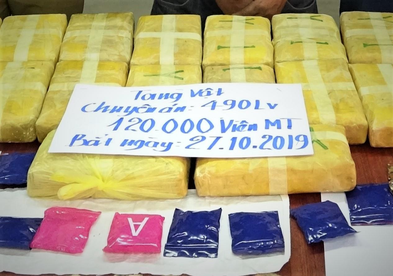 Bat nguoi nuoc ngoai dua 120.000 vien ma tuy vao Viet Nam hinh anh