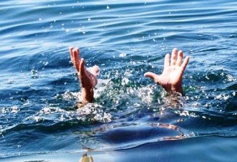 Truong cong an xa duoi nuoc khi tam bien hinh anh