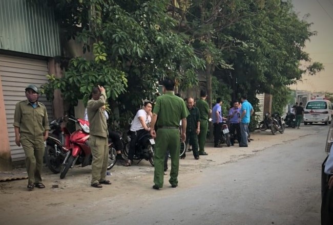 thi the nguoi dan ong trong can nha 2 tang anh 1