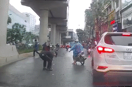 Hai nguoi dan ong 'hoi tien' cua co gai roi tren pho hinh anh