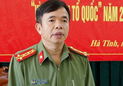 Cong an bat 2 bi can dua nguoi sang Anh trai phep hinh anh