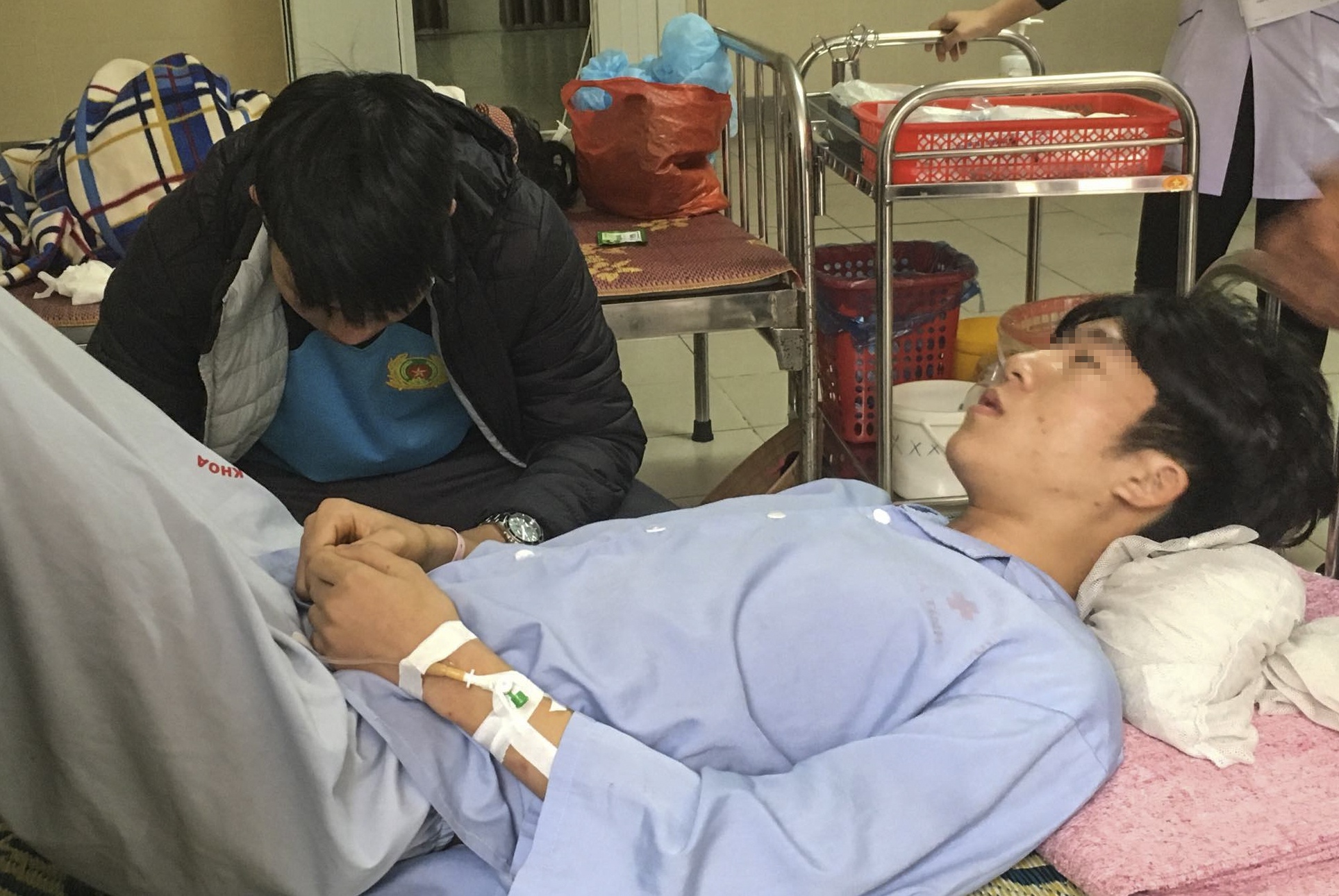 nam sinh bị đâm thấu bụng ảnh 1 nam sinh bi dam thau bung anh 1