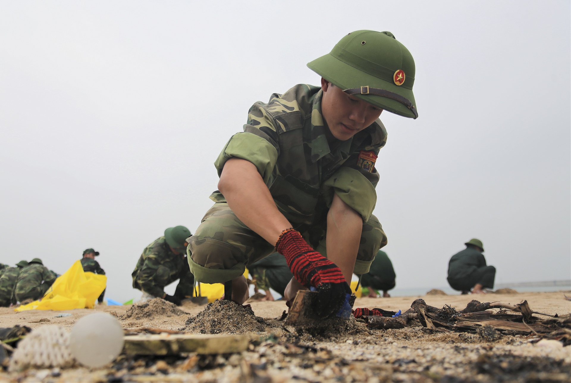 Mat bao lau de xu ly dau tran tu tau 9.000 tan bi chim? hinh anh