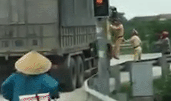 CSGT bam cua chiec xe tai bo chay hinh anh