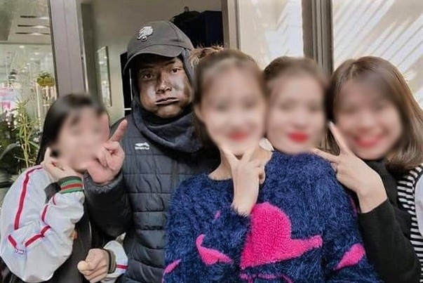 Hoa trang 'nguoi mac do den': Song ao nhung… di tu la that hinh anh